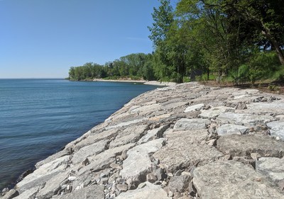 Naturalized shoreline protection project in Oakville, Ontario (CNW Group/Matrix Solutions Inc.)