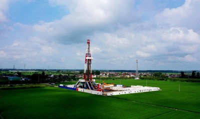 Percée stratégique majeure de Sinopec dans l’exploration du pétrole de schiste : trois puits d’exploration situés dans le bassin de Subei ont enregistré un débit pétrolier record de 350 millions de tonnes de réserves estimées (PRNewsfoto/SINOPEC)