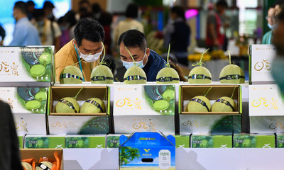 Visitors looked around the 2021 China (Hainan) International Tropical Agricultural Products Winter Trade Fair on December 16.