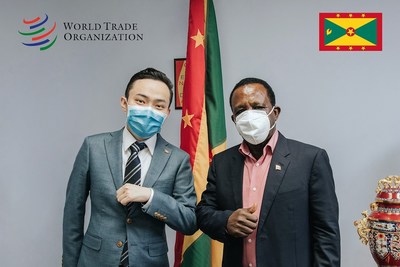 Primeiro-ministro Dr. Keith Mitchell com S. Ex.ª Justin Sun, por sua nomeação como embaixador e representante permanente de Grenada junto à OMC (PRNewsfoto/TRON)
