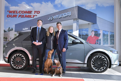 John Szymanski, general manager, Eastern Region, Hyundai Motor America, IONIQ 5 customer Sandra Bergland and Gary Rome, dealer principal, Gary Rome Hyundai at Gary Rome Hyundai in Holyoke, Mass. on Dec. 17, 2021. (Photo/Hyundai)