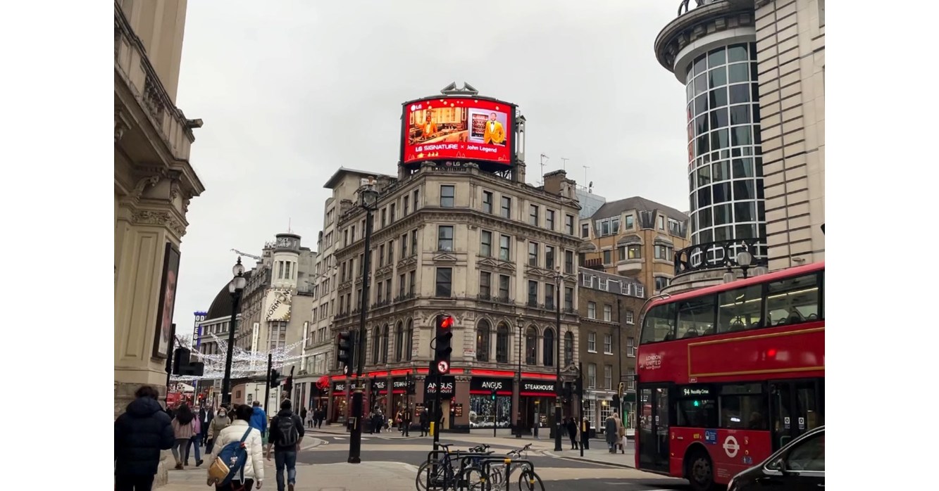 LG SIGNATURE DELIVERS WARM WISHES FOR THE MOST WONDERFUL TIME OF THE YEAR LG SIGNATURE DELIVERS WARM WISHES FOR THE MOST WONDERFUL TIME OF THE YEAR