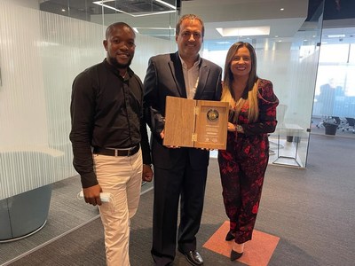 Photo 1: Representatives of Operadora Minera SAS proudly accepting the Award for Environmental Sustainability - from left to right: Miguel Urrutia (Environment Inspector), Alejandro Norena (Finance & Administration Manager), Gina Munoz (HR Director) (CNW Group/Soma Gold Corp.)