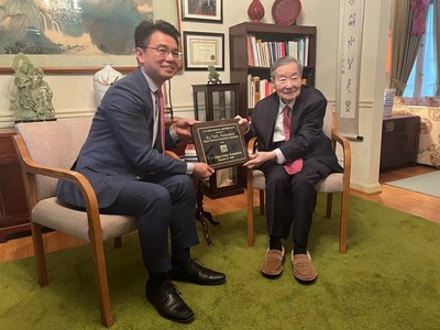 Steven Xu Tan, President of CTA (left) accepts the U.S.-China Business Leadership Award from Dr.Chi Wang, Co-founder and President of USCPF (right)