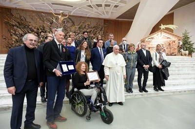 Pope Francis with the International Fair Play Menarini ambassadors © Vatican Media