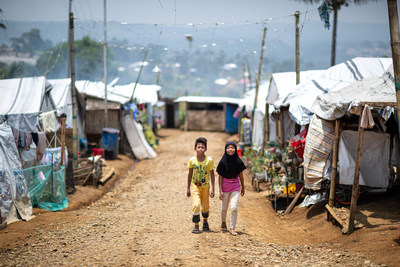 Deux enfants traversent le camp de réfugiés où ils vivaient autrefois en périphérie de Marawi, aux Philippines. (Groupe CNW/Canadian Unicef Committee)