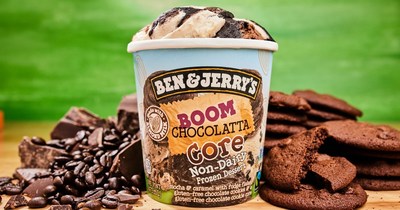 Non-Dairy Boom Chocolatta® is a mocha and caramel frozen delight with fudge flakes, gluten-free chocolate cookies and a gluten-free chocolate cookie core.