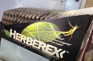 Herberex display carton containing unlabelled blister packages of capsules (CNW Group/Health Canada)
