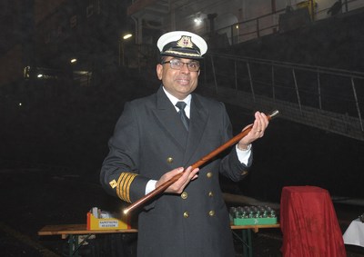 Captain Felino D'Souza won the Gold-Headed Cane, the Quebec Express being the first ocean-going vessel to cross the Port of Montreal's downstream limit in 2022 (CNW Group/Montreal Port Authority)