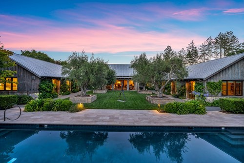 REALM member Nina Hatvany of Compass listed 2020 Lawndale Road with Holly Bennett, Sothebys. The REALM platform matches luxury listings with agents for highnetworth clients across the U.S. and beyond. Image credit to SeaTimber Media.