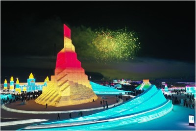 Spettacoli fotografici "in cima al fuoco", una torre di ghiaccio a forma di torcia olimpica, alta 42 metri, nell'Harbin Ice and Snow World.