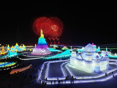 La foto mostra una veduta notturna del mondo di ghiaccio e neve di Harbin alla vigilia di Capodanno.