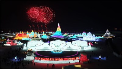 La photo montre le feu d'artifice annuel au Harbin Ice and Snow World, la veille du jour de l'An. (PRNewsfoto/Xinhua Silk Road)