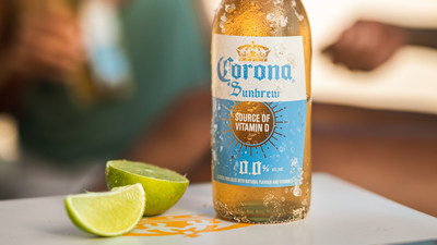 No Canadá, a Corona Sunbrew 0,0% contém 30% do valor diário da vitamina D por 330 mL de porção e estará disponível em lojas em todo o país em janeiro de 2022. (PRNewsfoto/Corona)