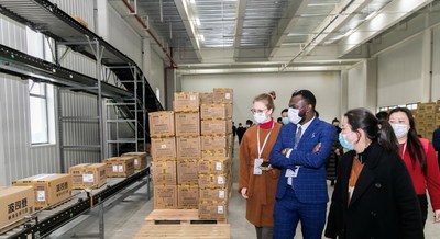 Overseas reporters visit a production line of Changshu-based Bosideng. [Photo/China Daily]