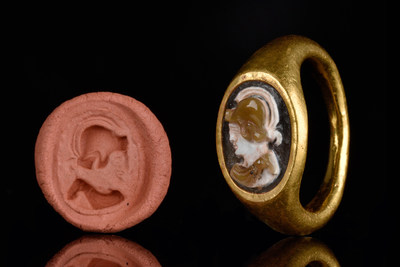 D-shape Roman gold ring with sardonyx cameo of Mars, Julio-Claudian Period, circa 100AD. Sculpted in four layers with articulated eye, crested helmet ornamented in relief. Provenance: London private collection, acquired from East Coast US estate collection formed before 1979. Estimate £6,000-£9,000