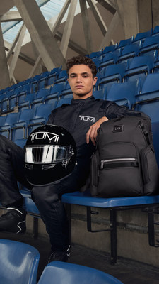 O grande piloto de F1 Lando Norris será, pela primeira vez, embaixador global da marca com o ícone de viagem de luxo TUMI. Aqui, pode-se ver Lando com a nova mochila Navigation Alpha Bravo da TUMI.