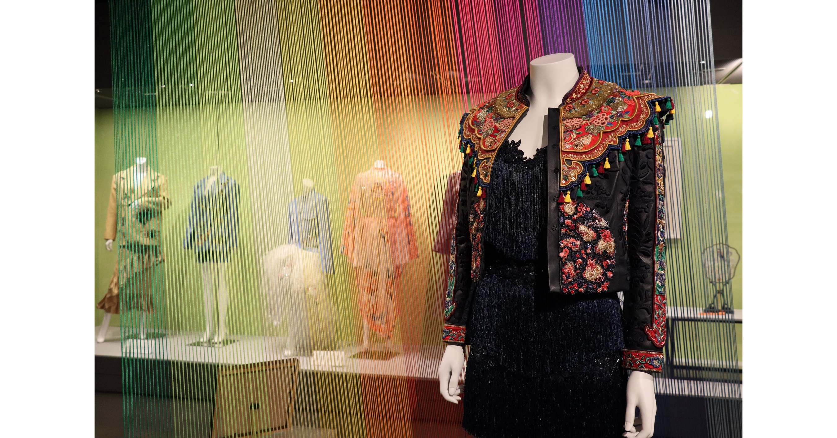 Das Chinesische Nationale Seidenmuseum pr&auml;sentiert eine neue Modeausstellung in Hangzhou: &bdquo;Die Kunst der Zeit: Wenn die Stickerei durch die Mode geht