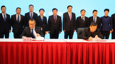 Dr. Kevin Wu, diretor geral e vice-presidente sênior da Ascend para a Ásia, e Sr. Zhao Houfeng, diretor do comitê de gestão da Xuwei New Area, assinam um acordo para a nova usina HMD da Ascend na China.