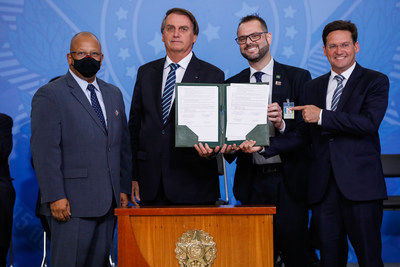 (De gauche  droite) John Lopes, Jair Bolsonaro, prsident, Jorge Seif Jnior, secrtaire de l'Aquaculture et des pches, et Joao Roma, ministre de la Citoyennet, dtenant le contrat sign. Crdit photo : Alan Santos/PR (PRNewsfoto/Forever Oceans)
