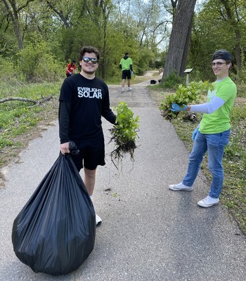 Everlight Solar staff volunteering to clean up the community in 2021.