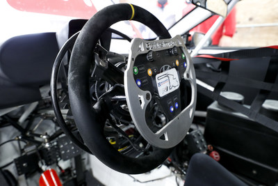 Commandes manuelles de la voiture Hyundai Veloster N TCR utilise par Robert Wickens lors d'une sance d'essais au circuit Mid-Ohio Sports Car Course  Lexington en Ohio, le 4 mai 2021. (Groupe CNW/Hyundai Auto Canada Corp.)