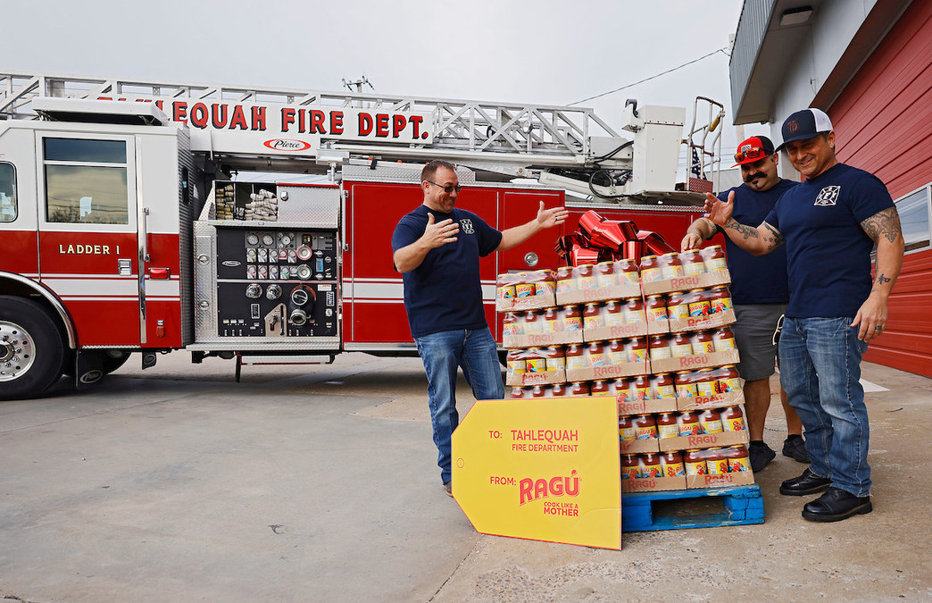 RAGÚ® RECOGNIZES OKLAHOMA FIRE DEPARTMENT'S "COOK LIKE A MOTHER" TEAM-BUILDING EXERCISE WITH ONE "MOTHER" OF A SAUCE DONATION - Vimarsana News