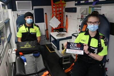 Photo de Roxanne et Edward, paramdics, avec le collant de la campagne et une paire de XDCuff  bord d'une ambulance (Groupe CNW/DESSERCOM inc.)