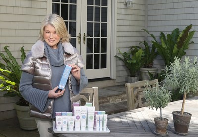 Martha Stewart with the new line of Martha Stewart CBD Wellness Topicals (CNW Group/Canopy Growth Corporation)