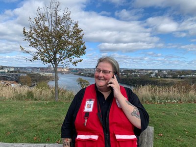 Cheryl Horgan, bénévole de la Croix-Rouge canadienne, au téléphone pour une visite lors d’un de ses appels hebdomadaires dans le cadre du programme d’appels amicaux. (Groupe CNW/Bell Canada)