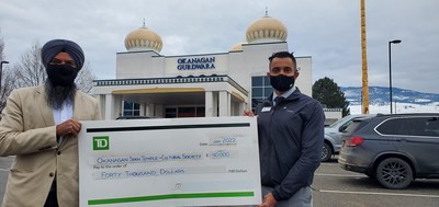 Vik Bains (right), Branch Manager of TD Canada Trust in Rutland, presents a $40,000 TD donation to Amarjit Singh Lalli (left), President of The Okanagan Sikh Temple and Cultural Society, to help start a new mental health and addictions recovery support initiative for the South Asian community in Kelowna and surrounding region. (CNW Group/TD Bank Group)