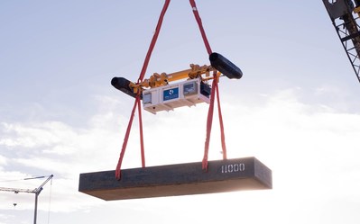 Vita Load Navigator (VLN), a heavy-duty stabilization system for cranes that mount to spreader bars and hoist loads over 25,000 lbs.
