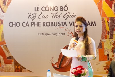 La señora Le Hoang Diep Thao, directora ejecutiva de King Coffee, presentó el proceso de colaboración con VietKings para nominar un récord mundial para el café Robusta. La señora Le Hoang Diep Thao, directora ejecutiva de King Coffee, presentó el proceso de colaboración con VietKings para nominar un récord mundial para el café Robusta.