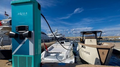 Aqua superPower rapid charger fast-charging a X-Shore EELEX 8000, and VITA Lion, at Port of St. Tropez, France (CNW Group/BCI Marine)