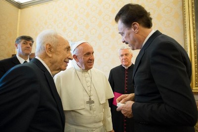Mike Evans with the pope and Late president, Shimon Peres  Dr.