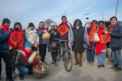 Foreign friends go to the Puhe Market in Shenyang to feel the Chinese Spring Festival.