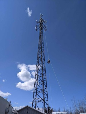 De l’équipement 5G soulevé vers une tour de téléphonie cellulaire de Bell Canada en Nouvelle-Écosse (Groupe CNW/Bell Canada)