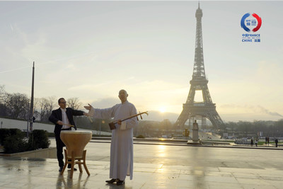 Performance davanti alla Torre Eiffel, a Parigi, Francia (PRNewsfoto/China Center for International Communication Development)