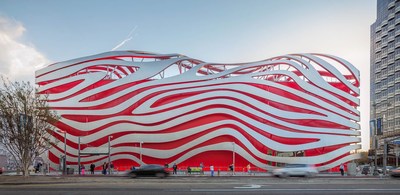 The Petersen Automotive Museum of Los Angeles and and its undulating stainless steel ribbon facade, crafted by Zahner. PHOTO © A. ZAHNER COMPANY.