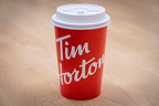 Tim Hortons lance de tout nouveaux couvercles blancs à boissons chaudes pour sa plateforme « Tim. Du bien au quotidien. », et mettra à l'essai des couvercles faits de fibres sans plastique en 2022