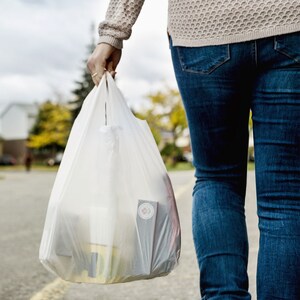 LA FIN DES SACS D'EMPLETTES EN PLASTIQUE À USAGE UNIQUE DANS LE RÉSEAU LOWE'S CANADA