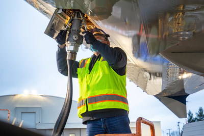 Aviation maintenance technician loads sustainable aviation fuel into the 2021 Boeing ecoDemonstrator. (Boeing photo)