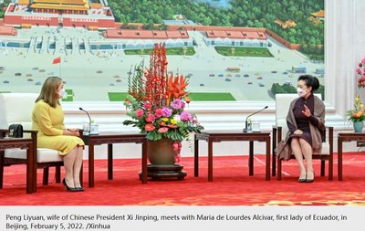 Peng Liyuan fomenta los intercambios culturales entre China y Ecuador (PRNewsfoto/CGTN)