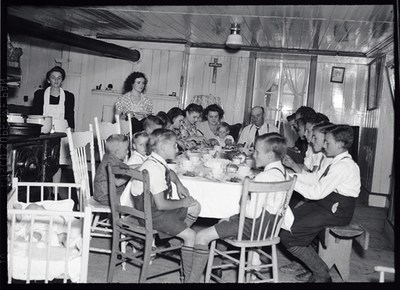 Famille d'Omer Vézina de l'île d'Orléans à l'heure du repas, vers 1950. Archives nationales à Québec, fonds George A. Driscoll (P630, S3, D22451). Photo : George A. Driscoll. (Groupe CNW/Bibliothèque et Archives nationales du Québec)