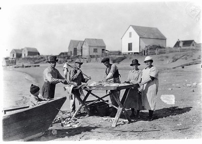 Tranchage de la morue sur la plage de Rivière-au-Tonnerre, entre 1920 et 1930. Archives nationales à Sept-Îles, fonds Joseph-Émile Chabot (P61, S1, P27). Photo : Joseph-Émile Chabot (Groupe CNW/Bibliothèque et Archives nationales du Québec)