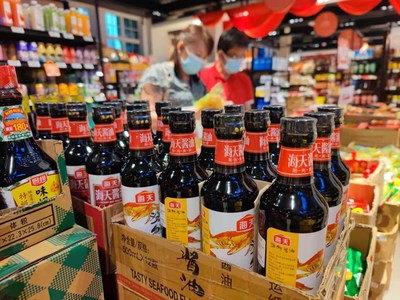 Foto mostra área de demonstração de temperos em um supermercado chinês em Singapura. (PRNewsfoto/Xinhua Silk Road)