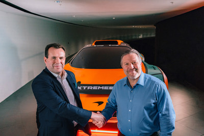 David Shayer, director ejecutivo de Vantage UK, y Zak Brown, director ejecutivo de McLaren Racing, fotografiados junto al automóvil de carreras McLaren Extreme E 2022.