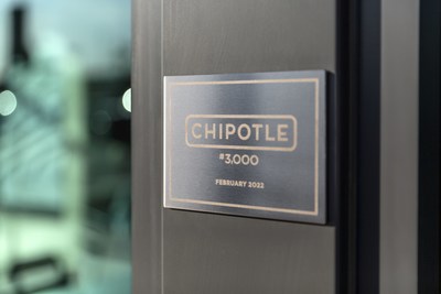 Chipotle's 3000th restaurant features a Chipotlane drive-thru pick up lane that allow customers who order online or via the Chipotle app to pick up their orders without leaving their cars. The restaurant’s exterior also features a commemorative 3,000th restaurant plaque at the entrance.