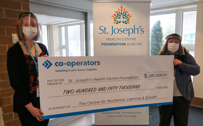 (De gauche à droite) Emily Saunders et Nancy Gibbs-Keithlin, deux membres du St. Joseph's Hospital Health Resilience Working Group (Groupe CNW/The Co-operators Group Limited)