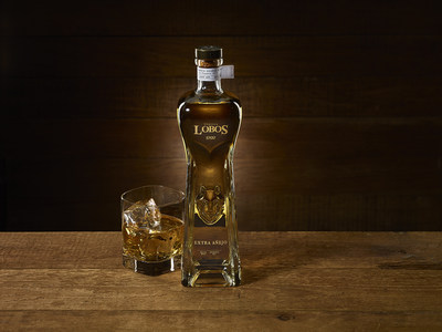 La nueva botella de Extra Añejo de Lobos 1707 cuenta con su logotipo de lobo ahora moldeado en el vidrio. (PRNewsfoto/Lobos 1707 Tequila and Mezcal)